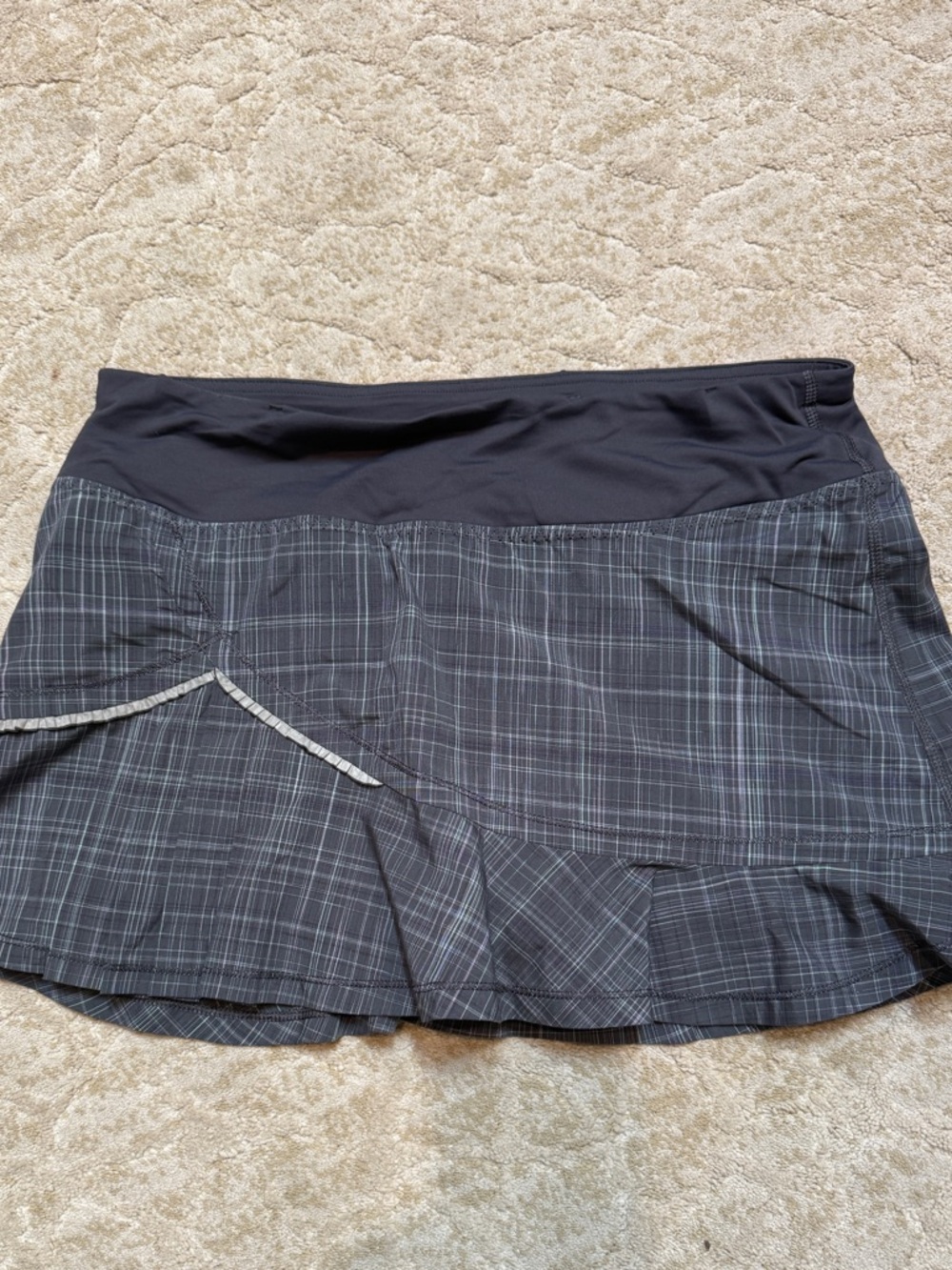 Lululemon RARE Pace Rival skirt/skort Size 6, Super Cute Flounce front
